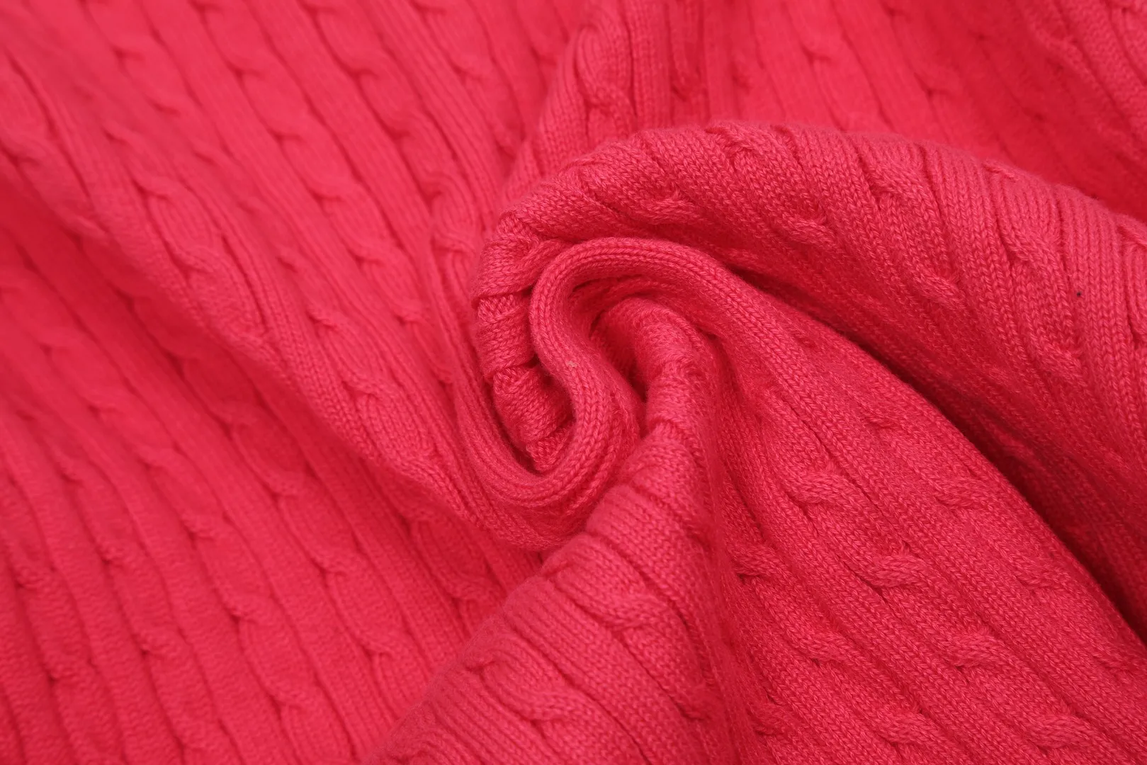 🅿️210 "Top quality" Style number: DS005# (not off the shelves all year round) [Ralph Lauren round neck solid color pony embroidered logo knitted cardigan long sleeves] ✅Ralph Lauren classic basic versatile twist knitted cardigan long sleeves ✅Main supplier platform live broadcast Wholesale entities Replenish when out of stock Not off the shelves ✅ZP quality 1:1 version Scan the code to enter the GF website Counter quality ✅Details and quality are the only one in Guangzhou. Imported quality cotton yarn, focusing on high-end, cost-effective, good quality needless to say. ✅The same style as Zhao Lusi is really amazing, so sweet, so beautiful. This cardigan is really good-looking. Rose red and white label Big red and blue label